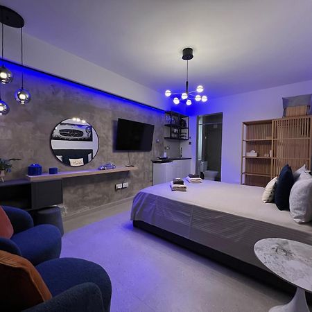 Fat Cow Apartments Larnaca Bagian luar foto