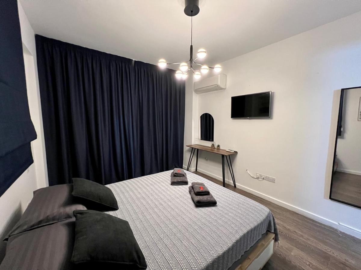 Fat Cow Apartments Larnaca Bagian luar foto
