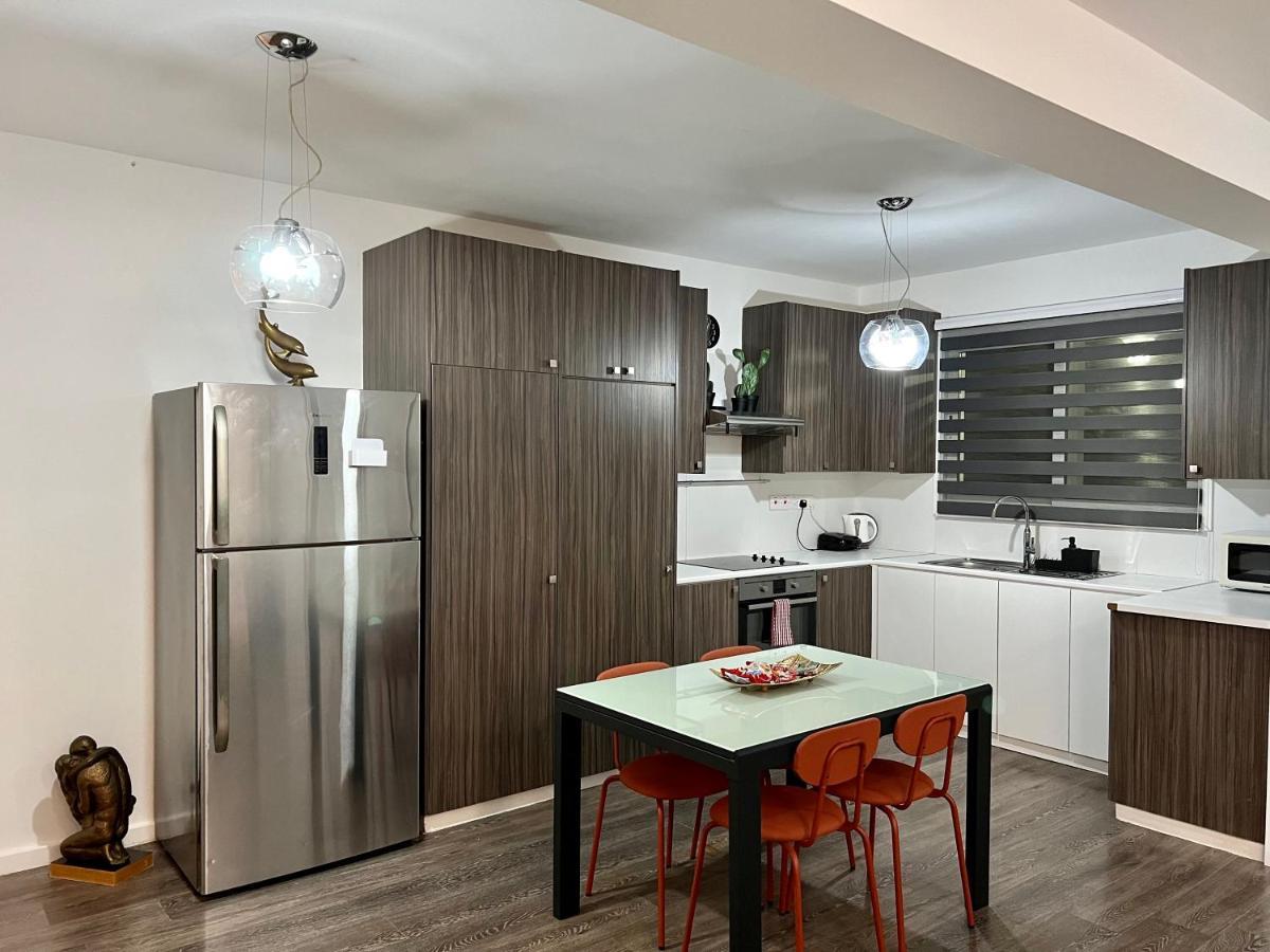 Fat Cow Apartments Larnaca Bagian luar foto