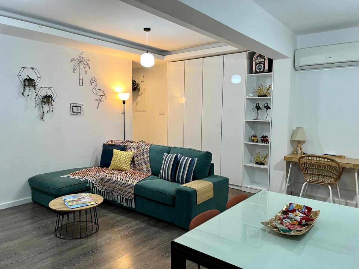 Fat Cow Apartments Larnaca Bagian luar foto