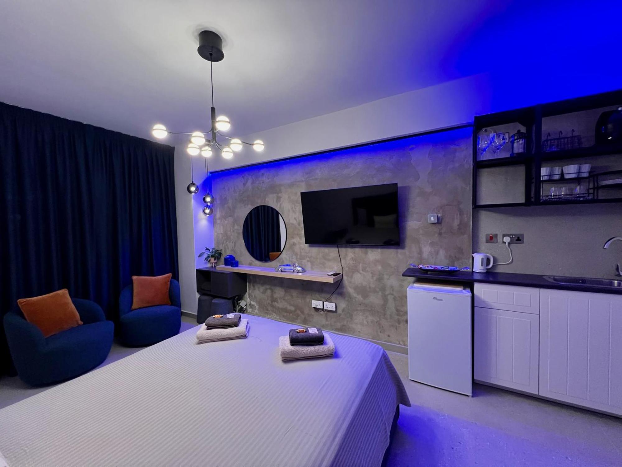 Fat Cow Apartments Larnaca Bagian luar foto