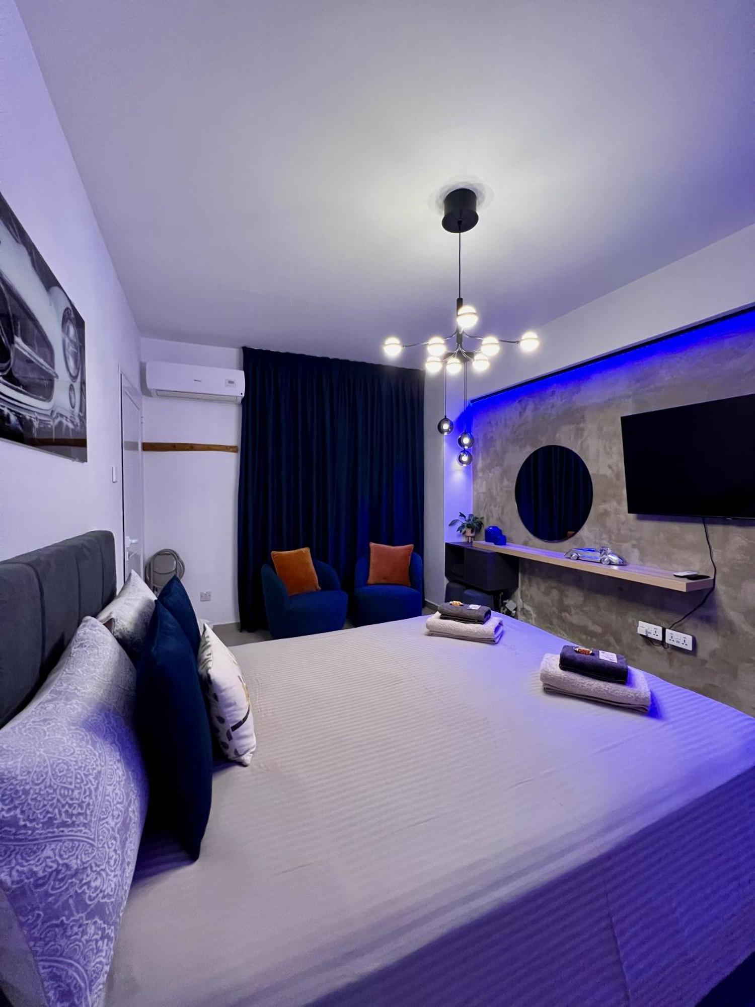 Fat Cow Apartments Larnaca Bagian luar foto