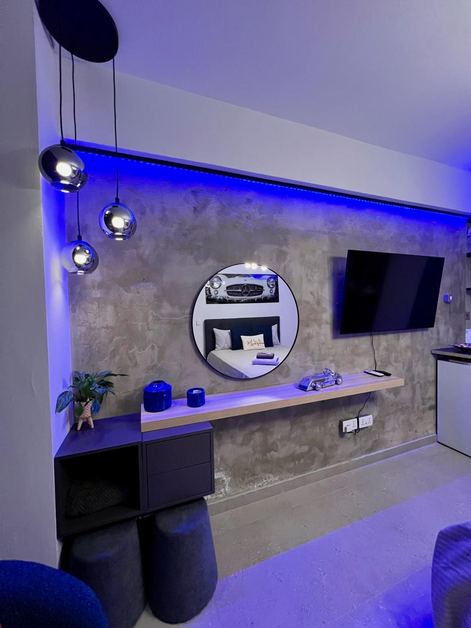 Fat Cow Apartments Larnaca Bagian luar foto