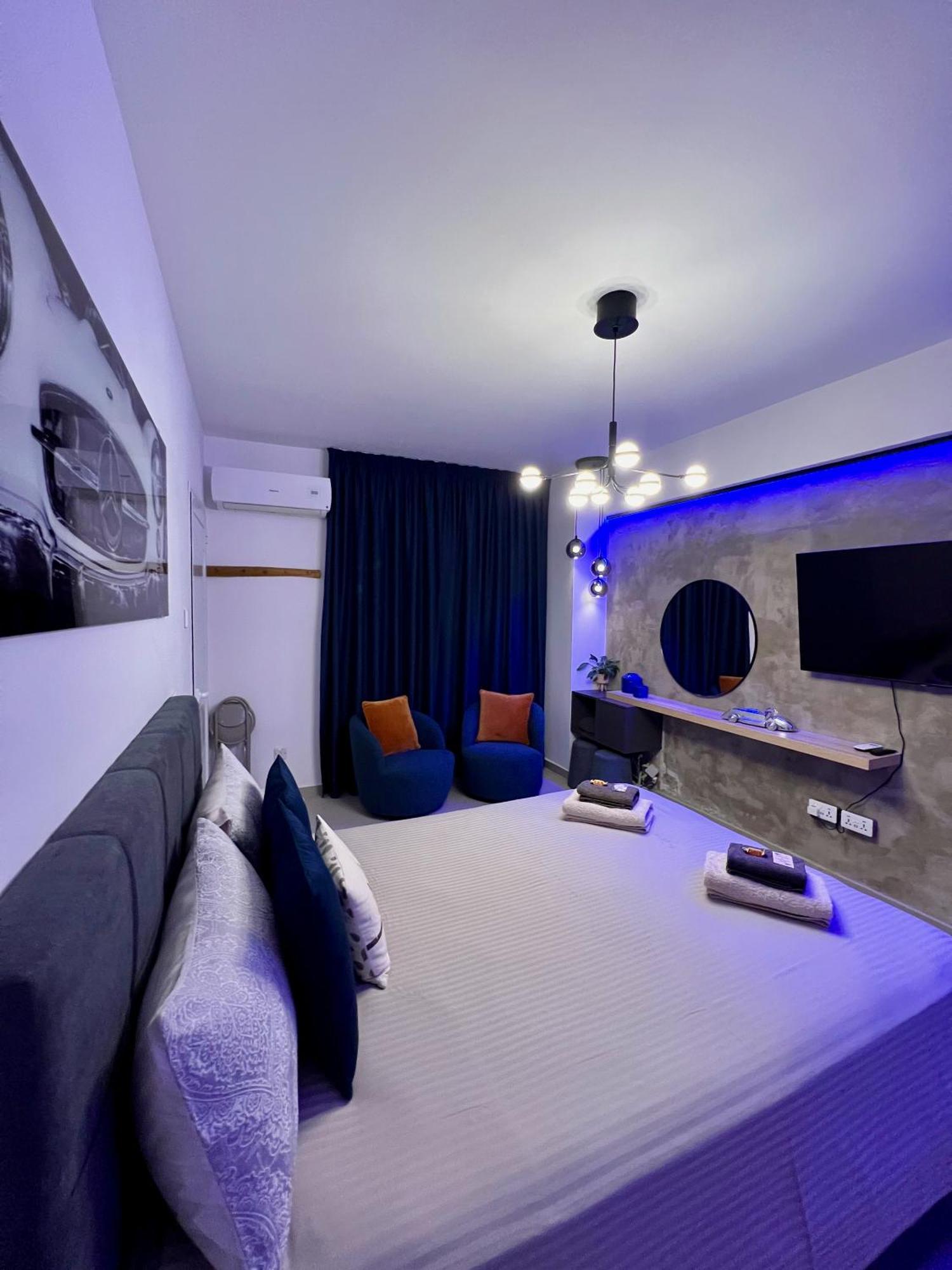 Fat Cow Apartments Larnaca Bagian luar foto