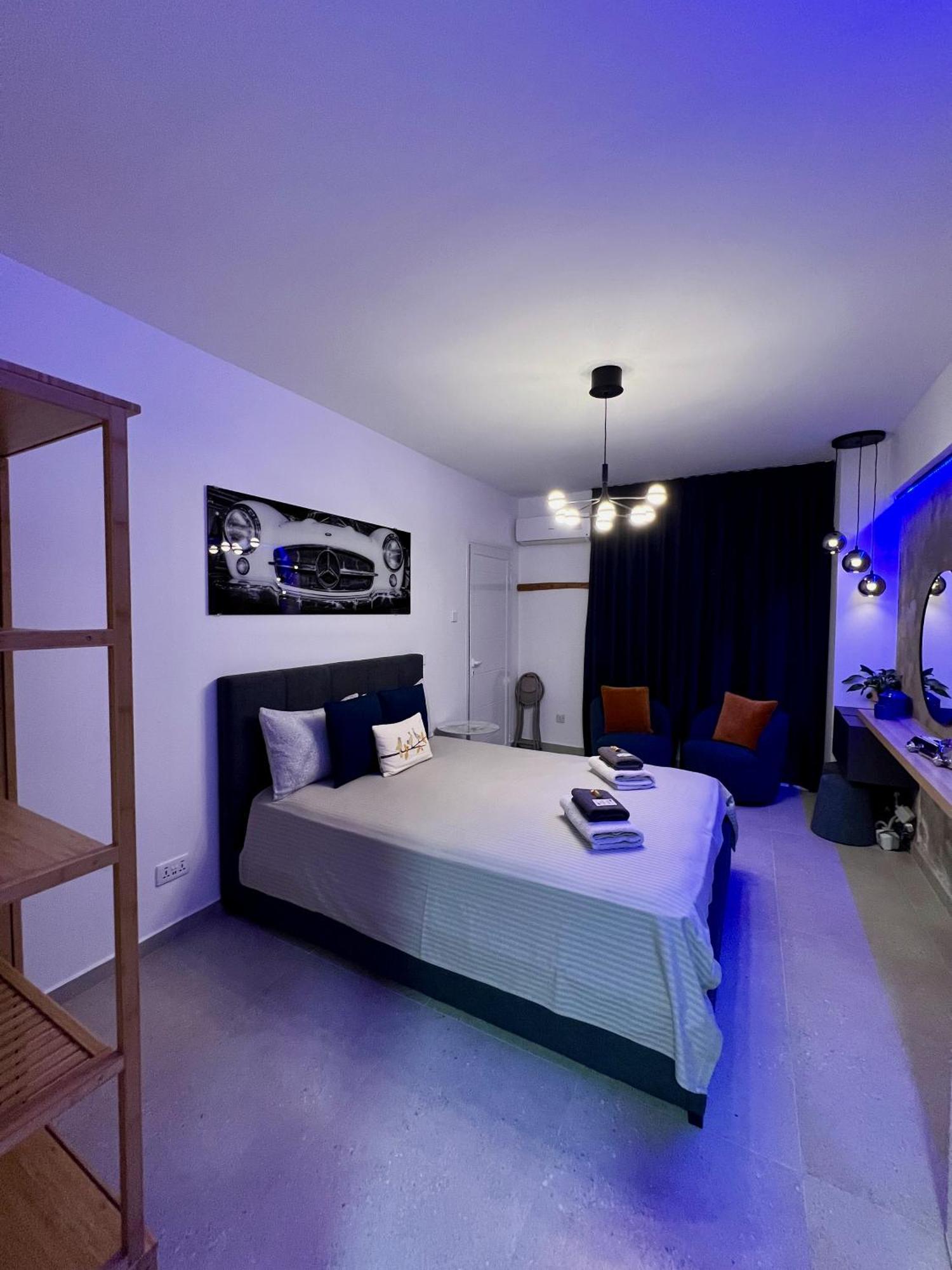 Fat Cow Apartments Larnaca Bagian luar foto