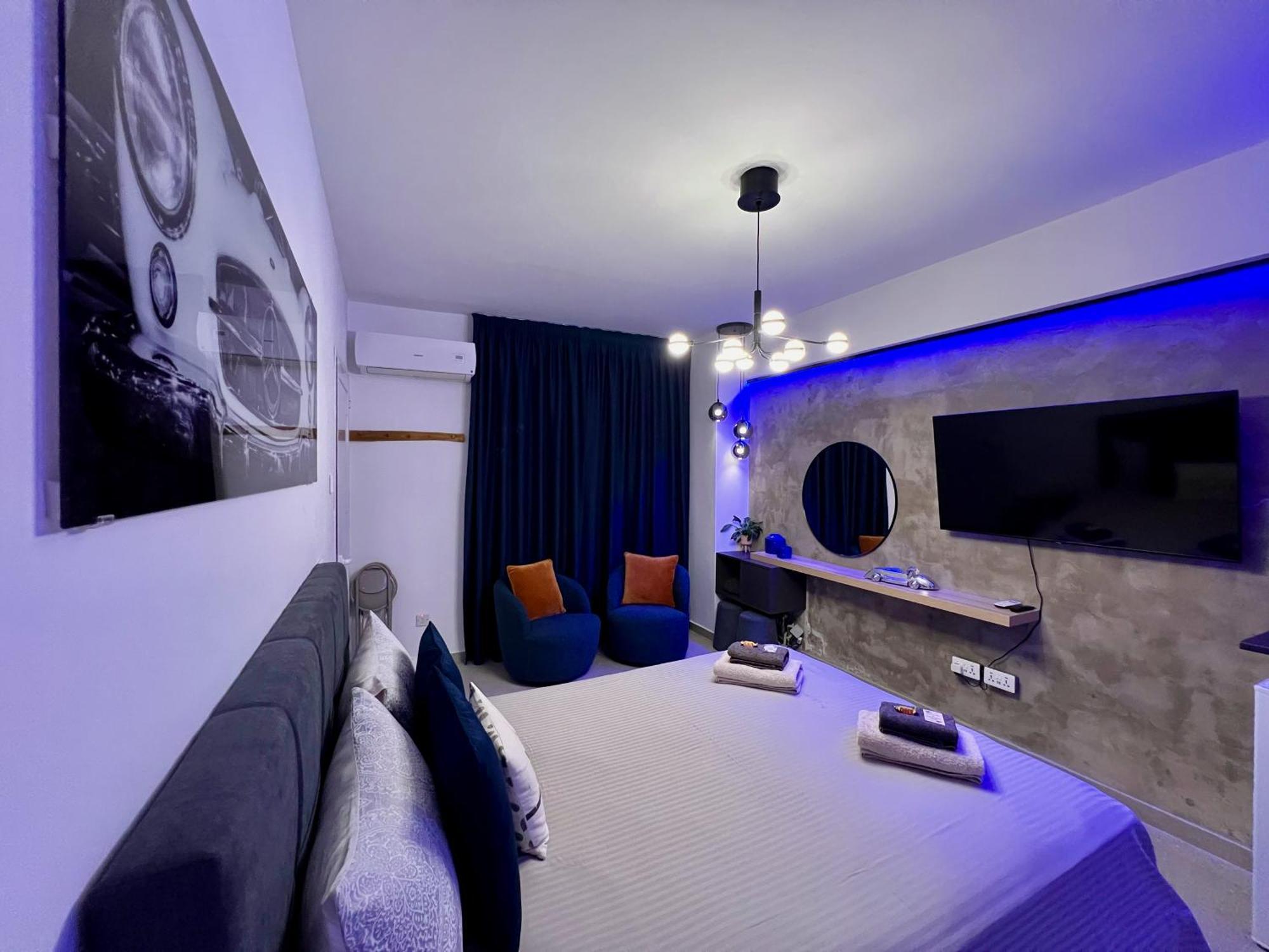 Fat Cow Apartments Larnaca Bagian luar foto