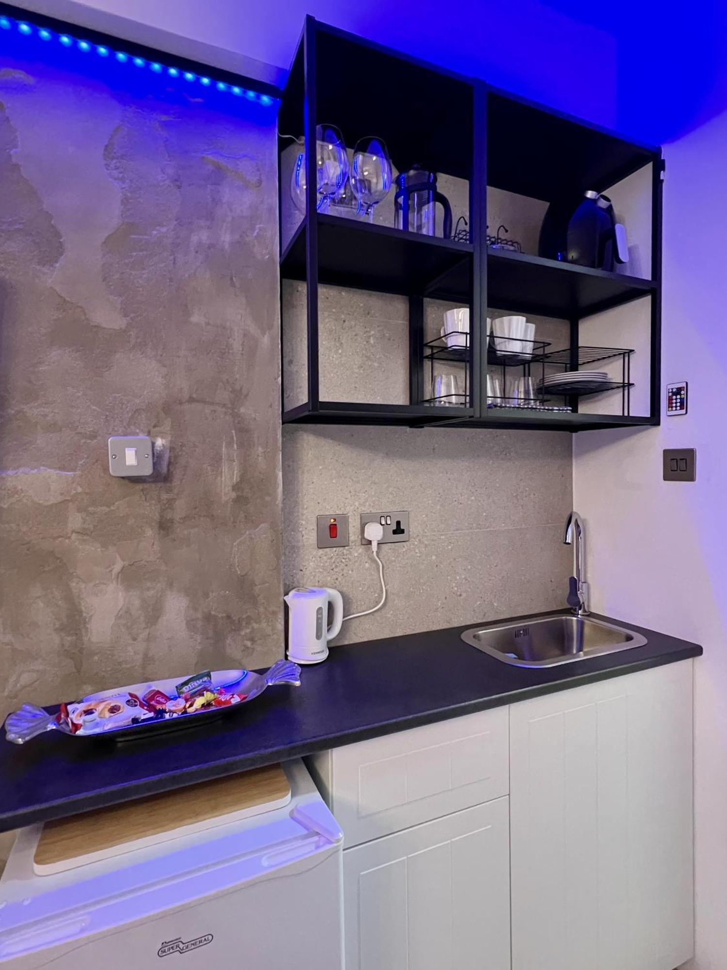 Fat Cow Apartments Larnaca Bagian luar foto
